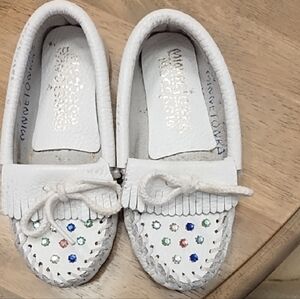 Minnetonka White and Green Moccasins with Classic Bow